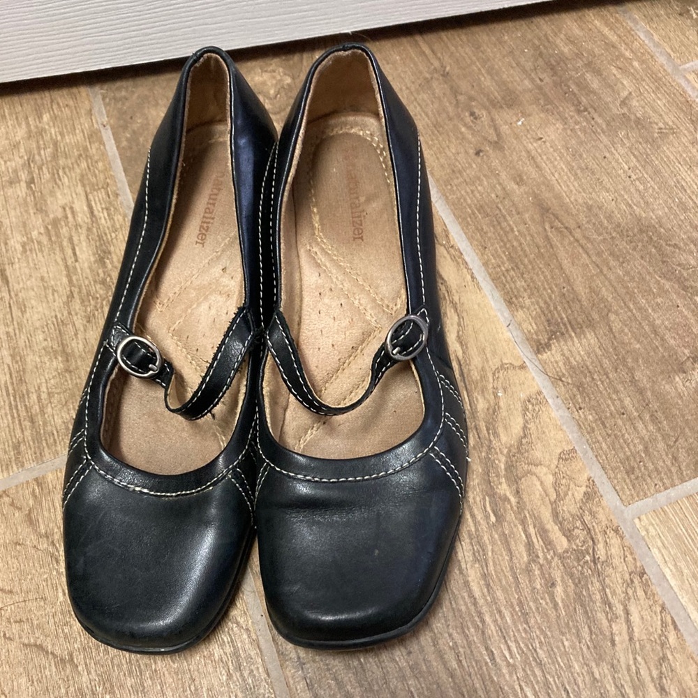 Naturalizes black Mary Janes
